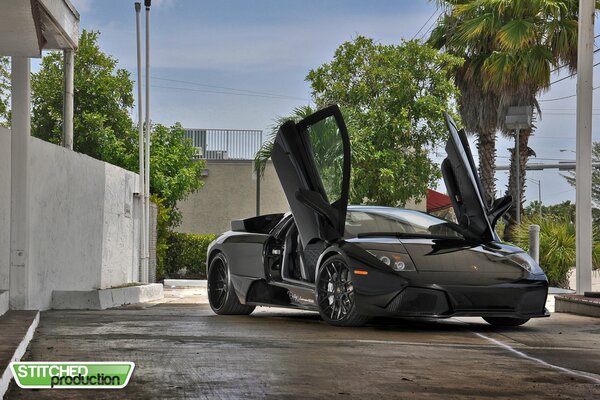 Beau fond d écran avec Lamborghini dans la rue