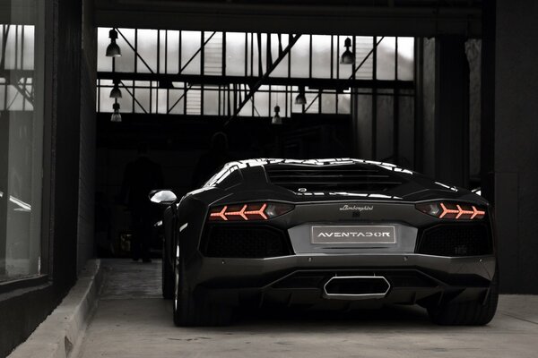 Black Lamborghini, rear view of the black tire