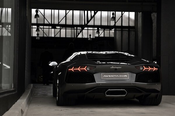 Lamborghini negro, vista posterior del neumático del negro