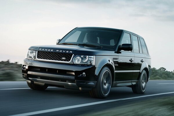 Sport nero Jeep land rover sulla strada