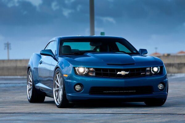 Chevrolet bleu sur fond de ciel bleu