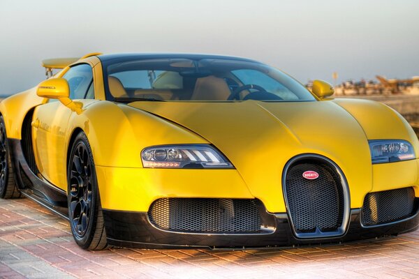Gelber Bugatti mit schwarzen Gussscheiben