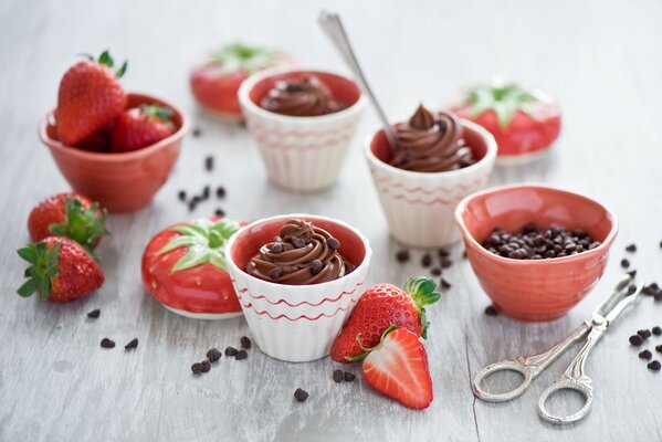 Postre con fresas y chocolate dulce