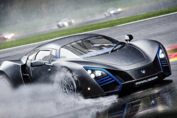 El superdeportivo marussia b2 en la pista bajo la lluvia