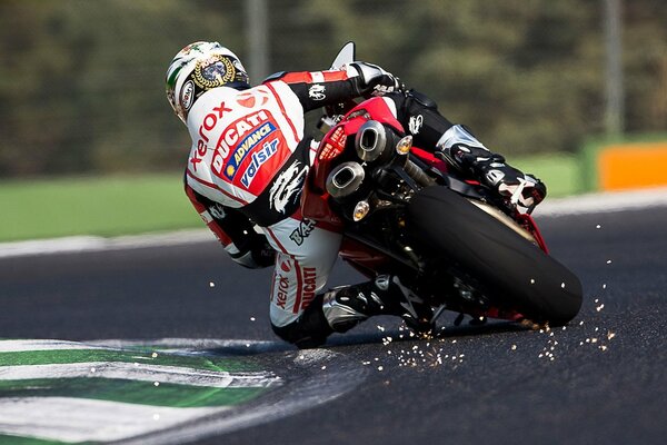 En la pista de la moto de alta velocidad Ducati piloto hace una curva