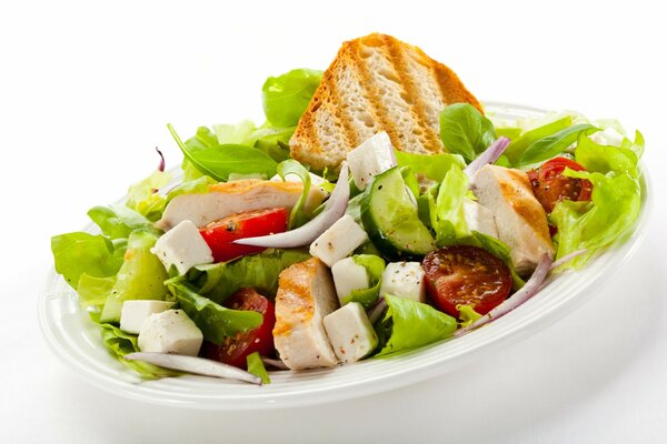 Salade avec des morceaux de viande et de légumes verts