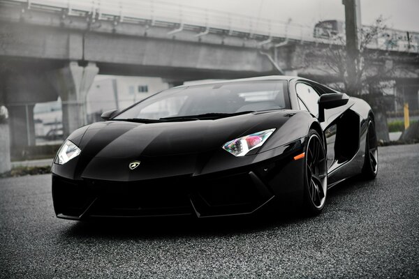 Lamborghini negro avendator sobre fondo blanco y negro