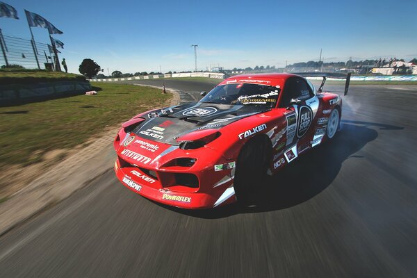 Mazda rouge pour la course sur route