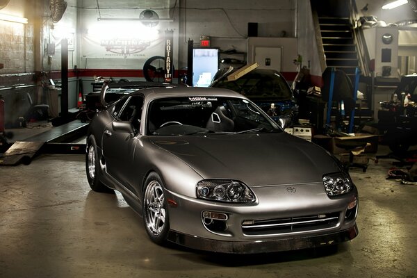 Toyota sportiva in piedi nel garage