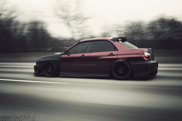 Subaru impreza, corriendo a una velocidad vertiginosa