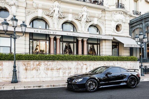 Une Mercedes noire qui passe au-dessus de beaux bâtiments