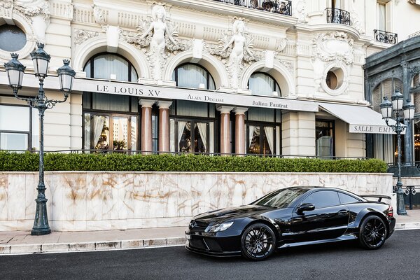 Mercedes nera che passa sopra bellissimi edifici