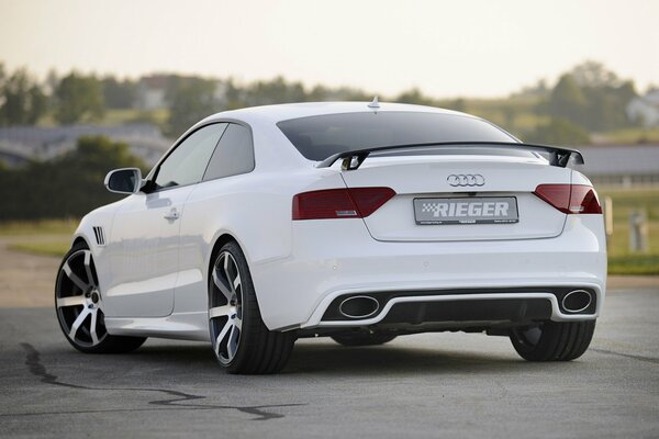 Audi blanco con discos geniales en la ciudad