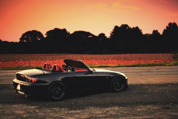 Honda s2000 en medio de la puesta de sol