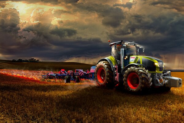 Städtischer Traktor im Feld bei Sonnenuntergang