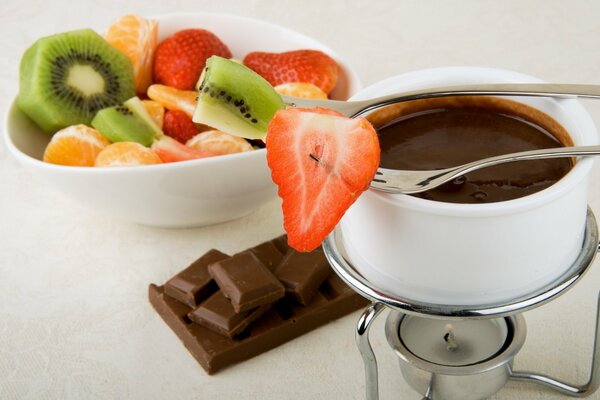 Fruta con chocolate caliente y dulce