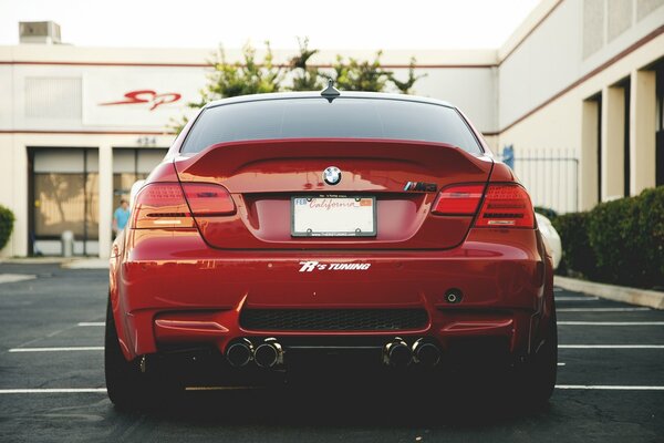 Rouge bmw sur le parking vue arrière