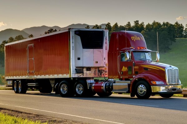 Camion peterbilt sulla strada sullo sfondo delle montagne