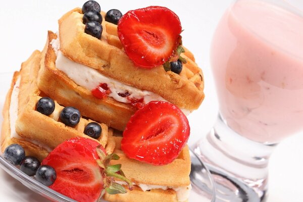 Waffle morbidi con crema e frutti di bosco