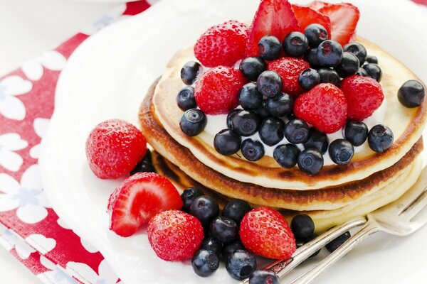 Pfannkuchen mit Beeren. Erdbeeren und Blaubeeren