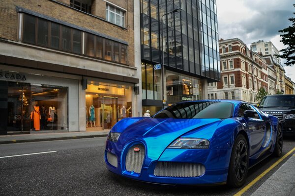 Bugatti bleu sur la route dans la ville