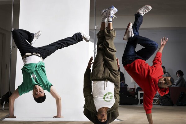 Drei Jungs tanzen Breakdance