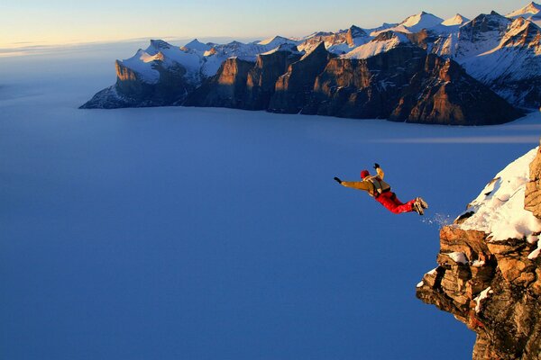 Der Fallschirmspringer springt nach unten. Adrenalin