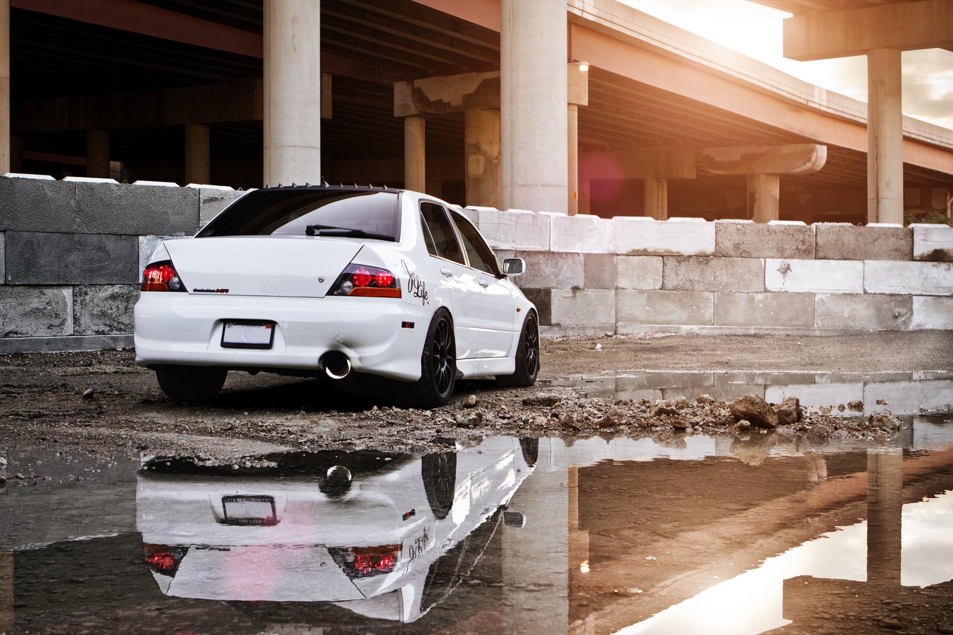 mitsubishi beruf evolution evo mitsubishi lancer weiß baustelle pfütze reflexionen