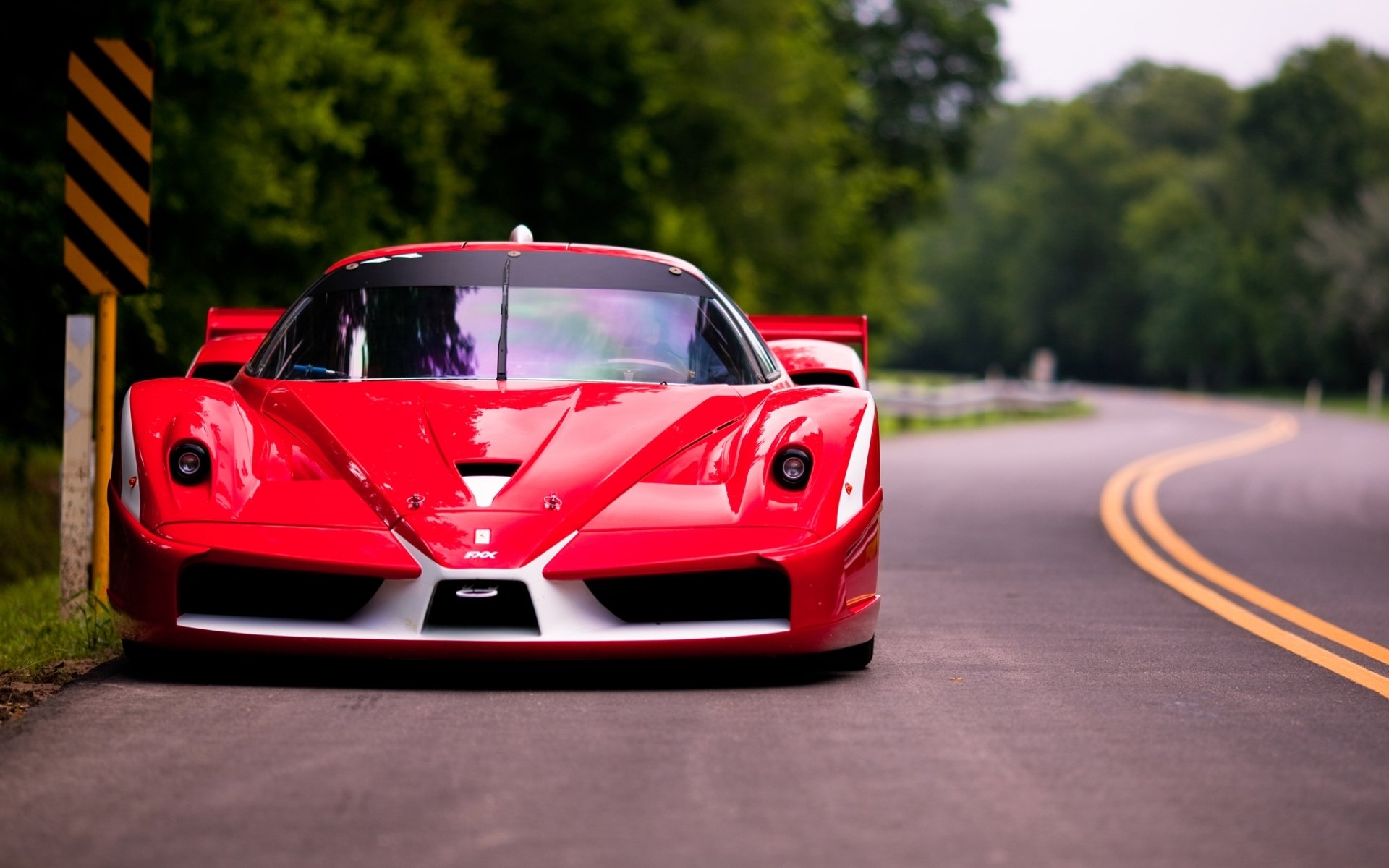 ferrari fxx evoluzione ferrari supersamochód czerwony przód droga