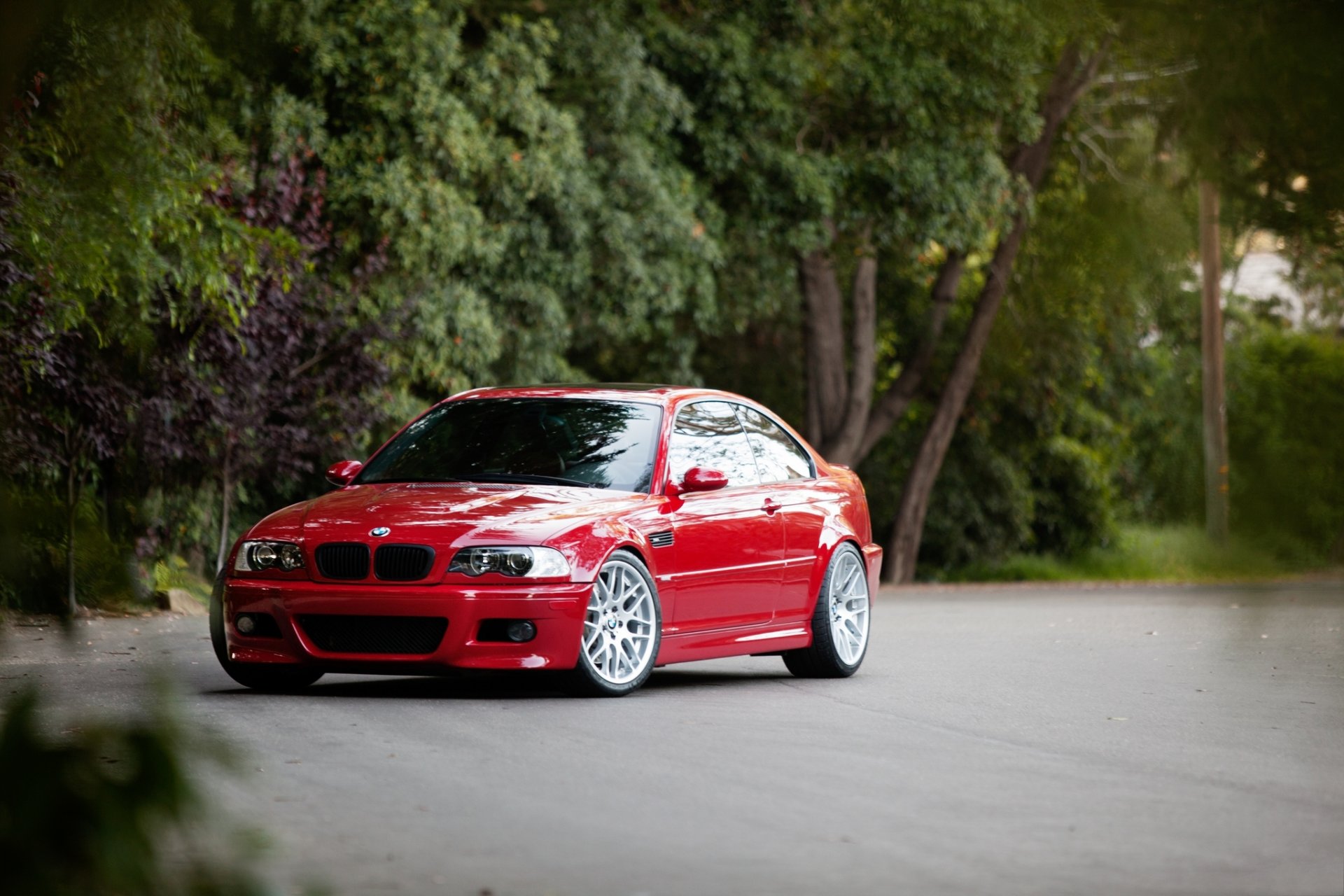 bmw m3 e46 czerwone bmw czerwony przyciemniany widok z przodu odbicie drzew