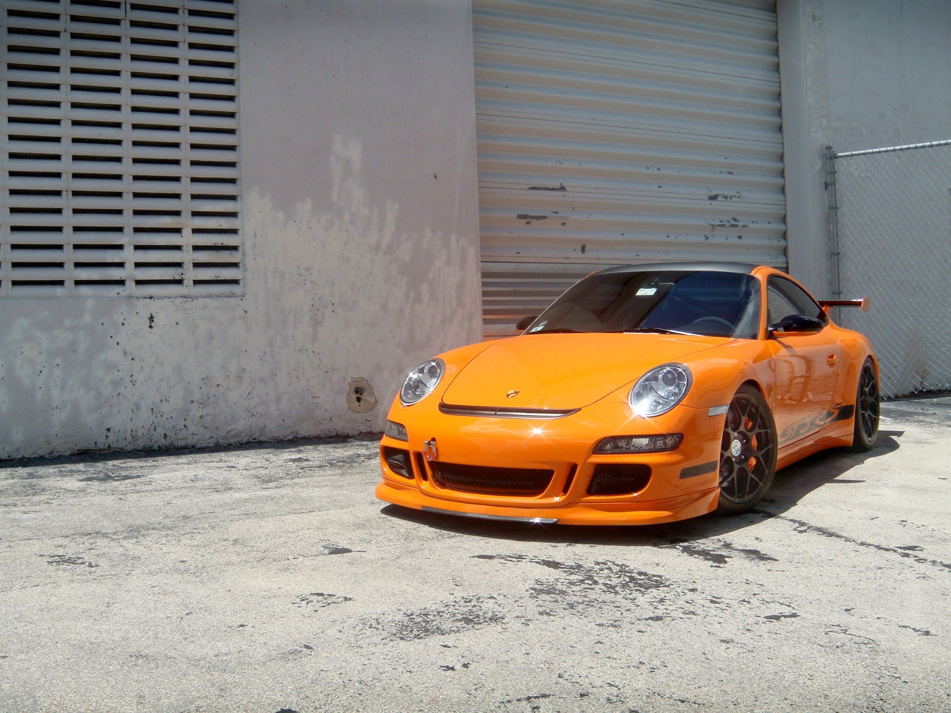 porsche gt3 rs orange roues porsche gt3 rs bâtiment mur garde-corps rollets