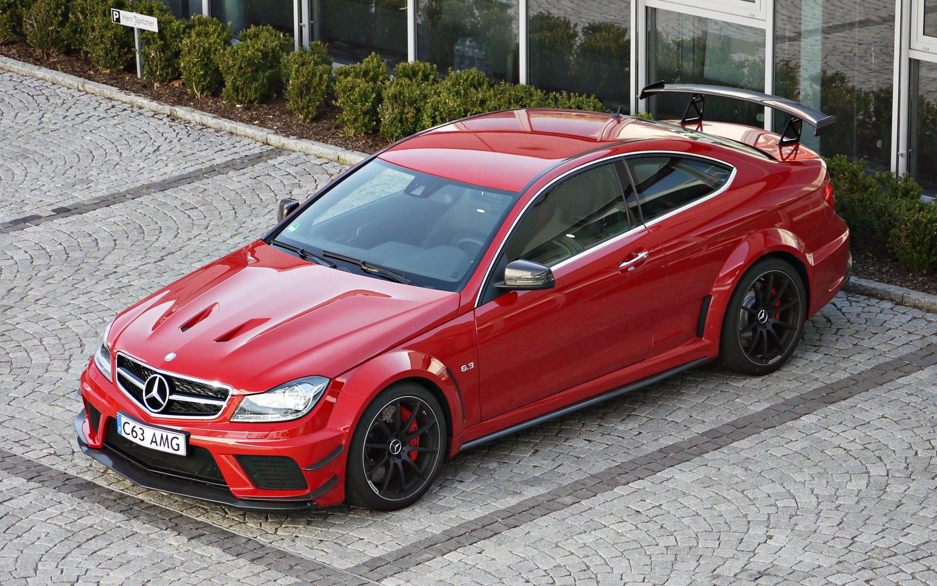 mercedes benz c 63 amg coupé black series mercedes amg coupé rouge spoiler mercedes parking