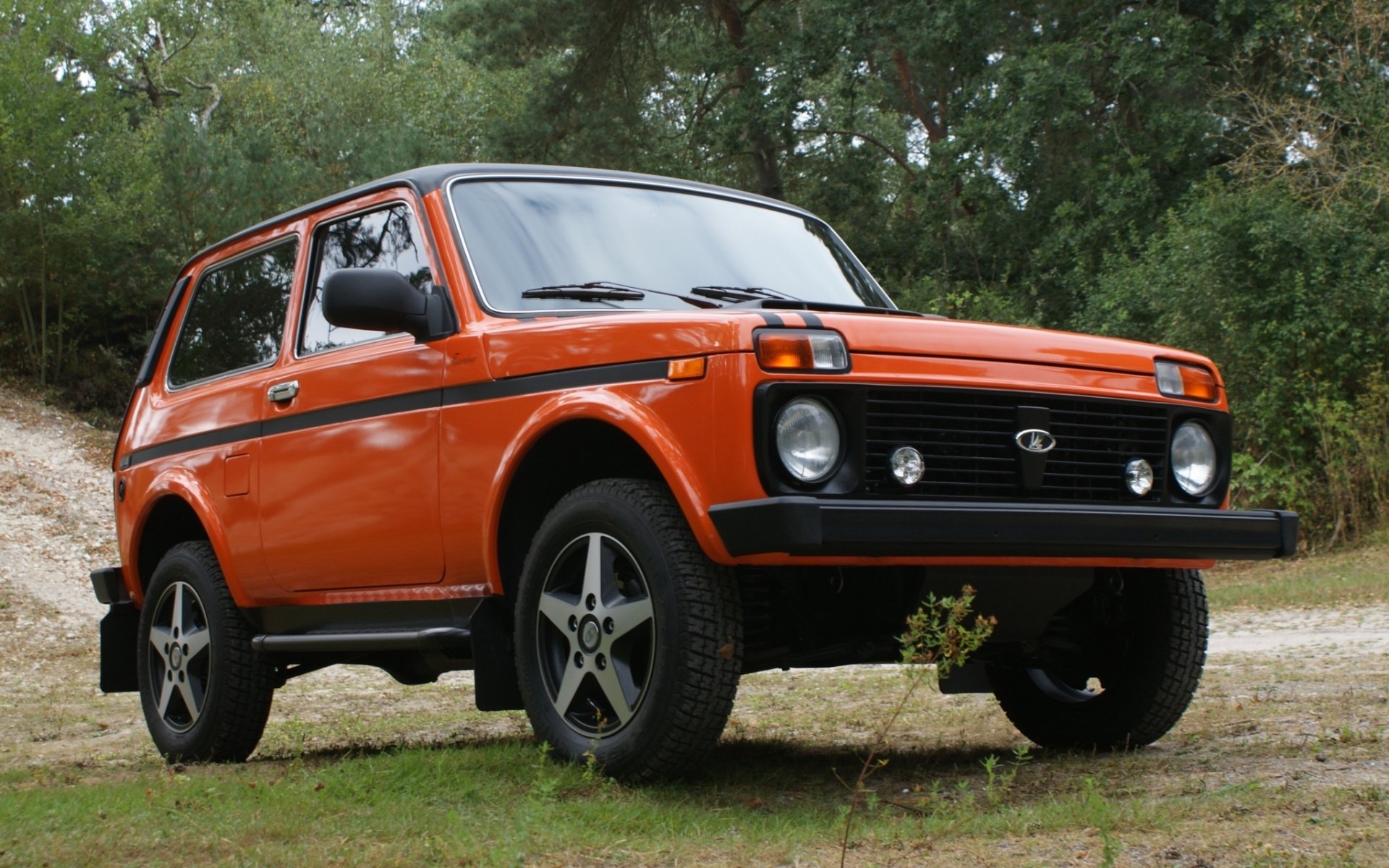 lada 4x4 regina niva jeep suv anteriore arancione messa a punto foresta sfondo