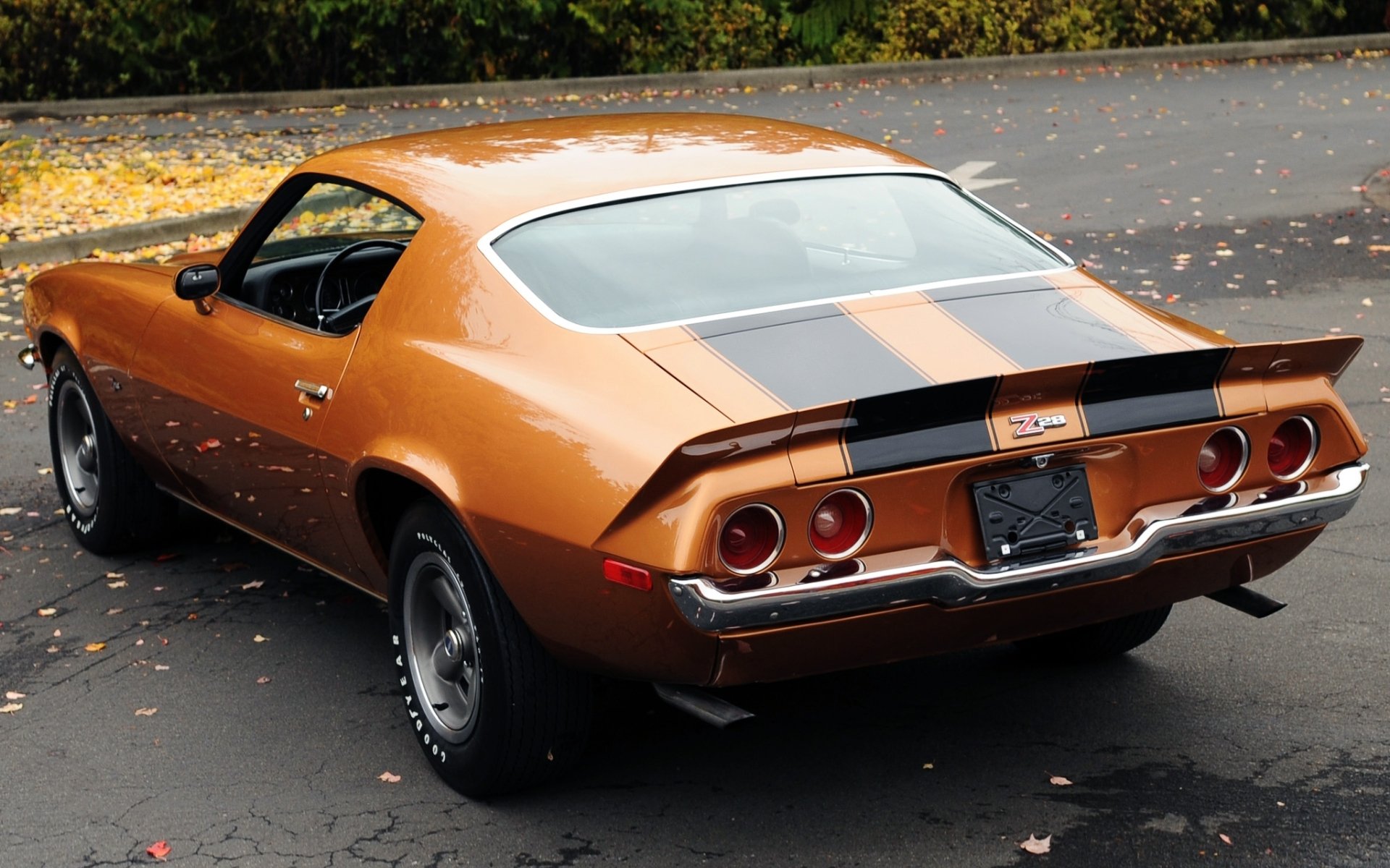 chevrolet camaro z28 1971 chevrolet camaro coupé vista trasera naranja coche del músculo coche del músculo hojas fondo