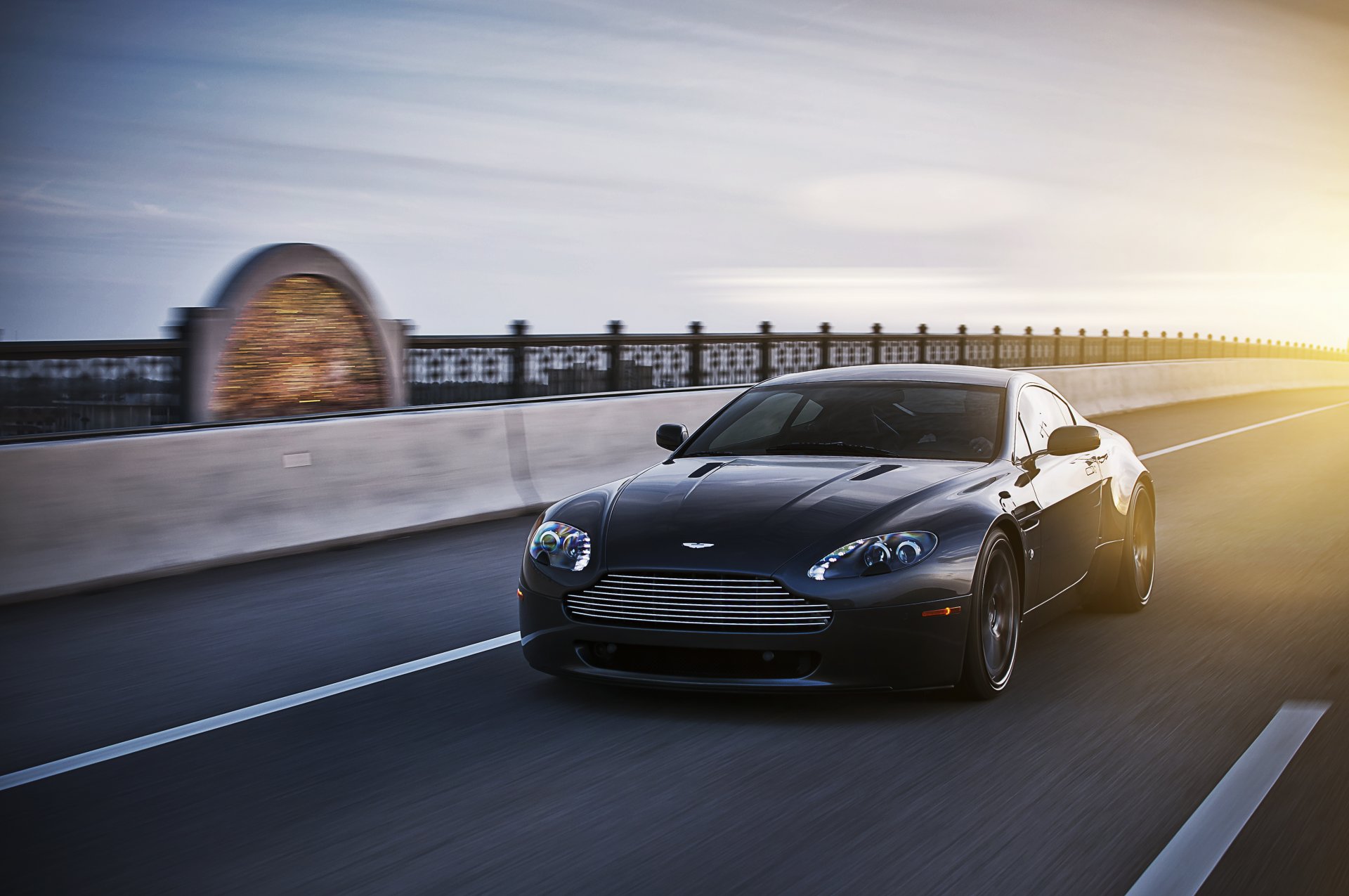 aston martin v8 vantage negro aston martin velocidad sol resplandor