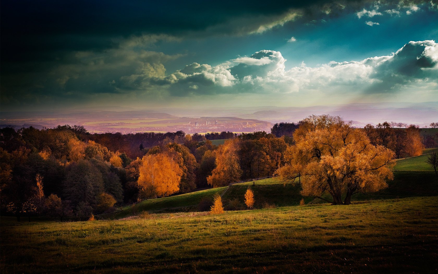 wolken hügel herbst