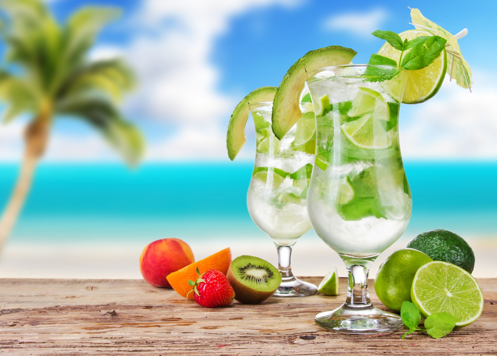 zitrusfrüchte früchte beeren gläser cocktails mojitos regenschirme limette cocktail