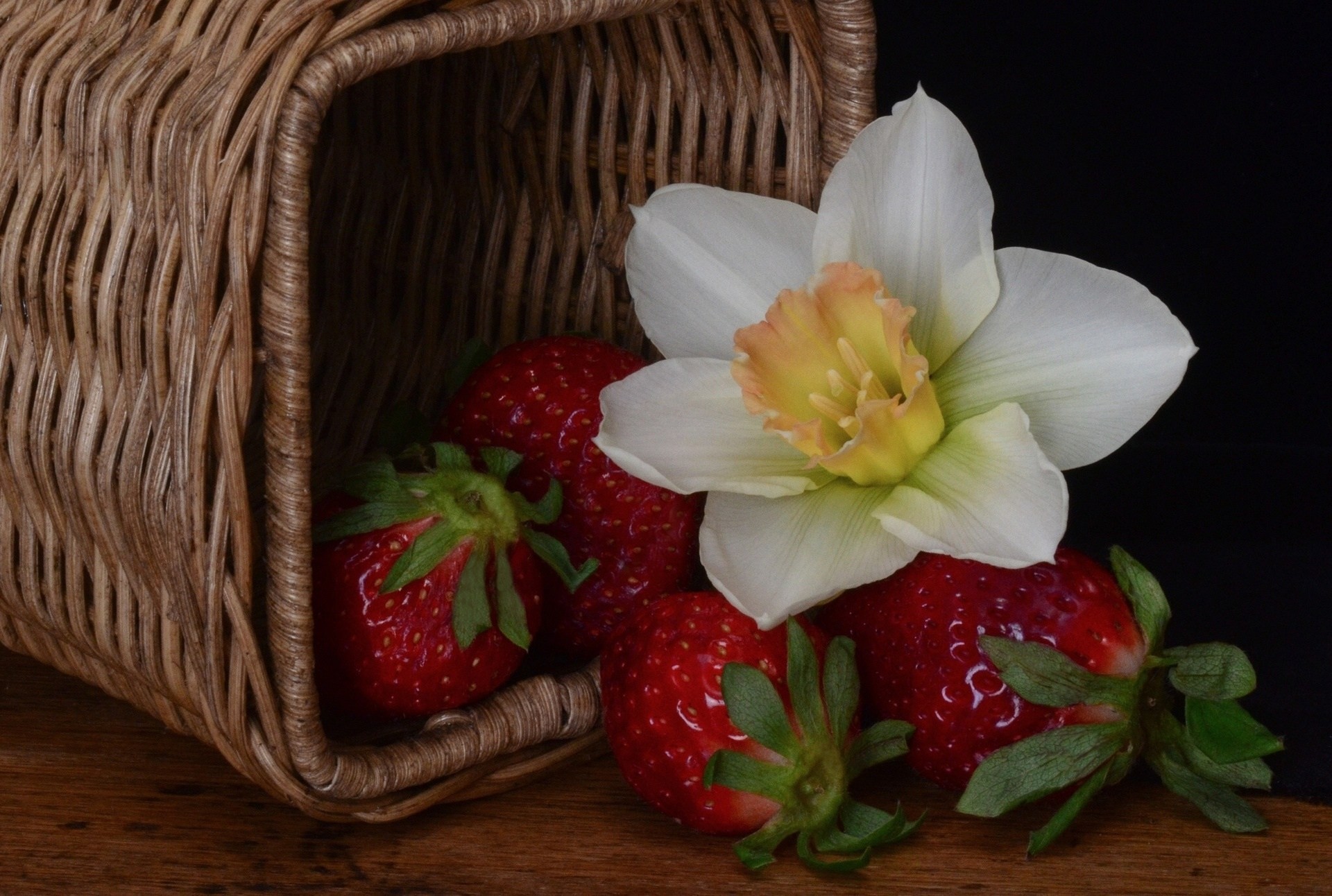 flower berries strawberry shopping narcissu