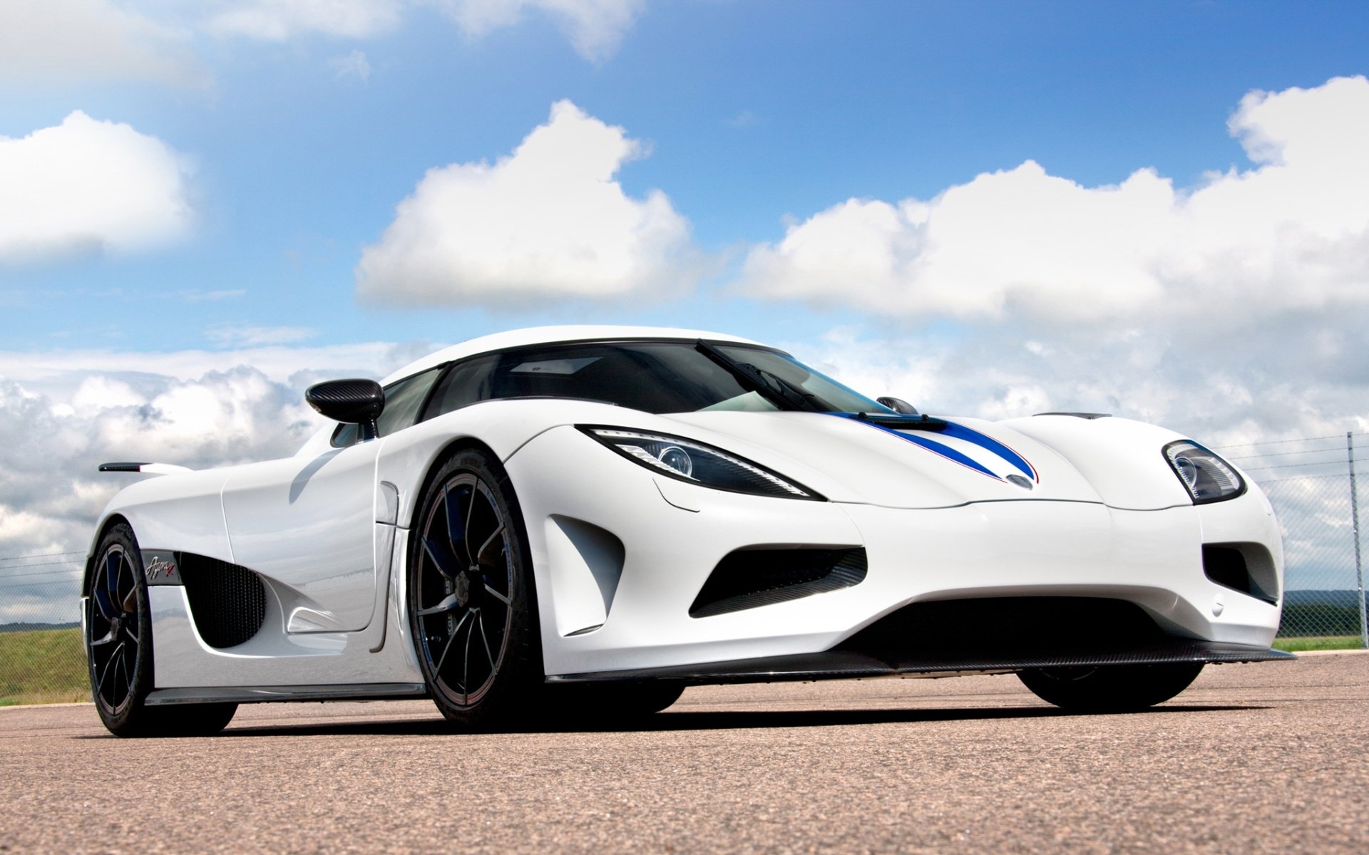 koenigsegg agera r агера р суперкар гиперкар передок белый небо облака