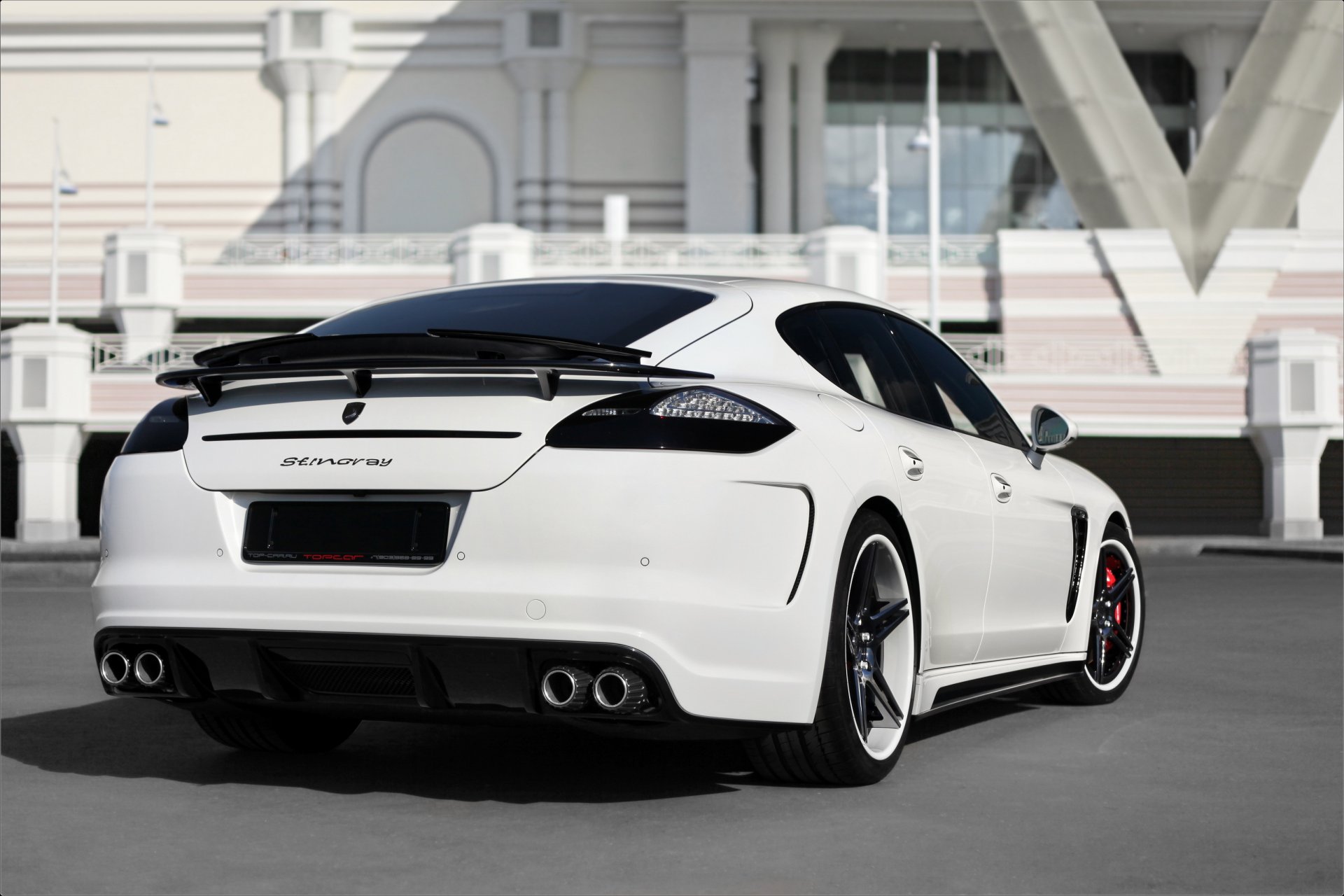 porsche panamera bianco sfondo