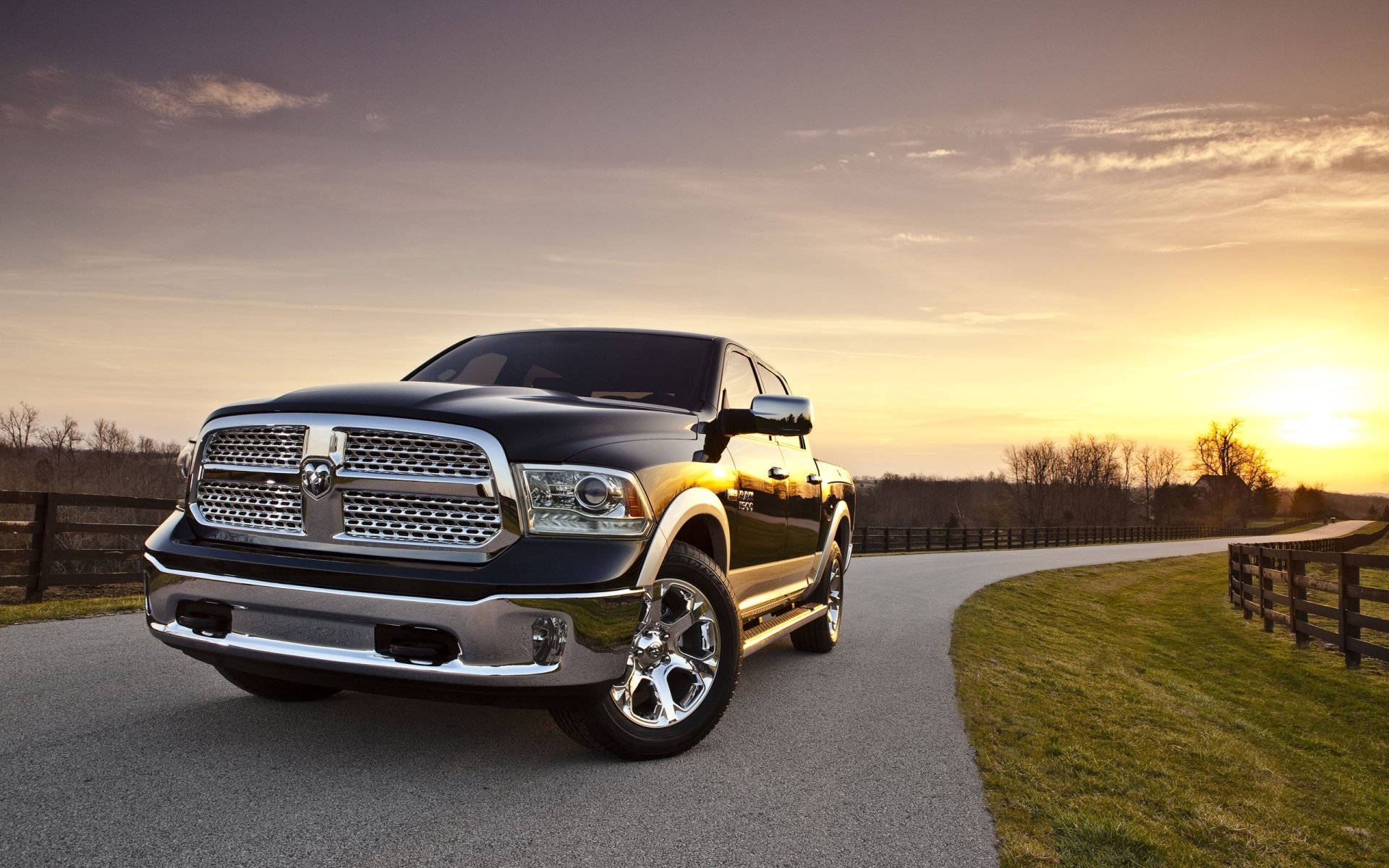 esquivar carnero 1500 laramie crew cab dodge ram jeep camioneta frente carretera hierba seto cielo puesta del sol