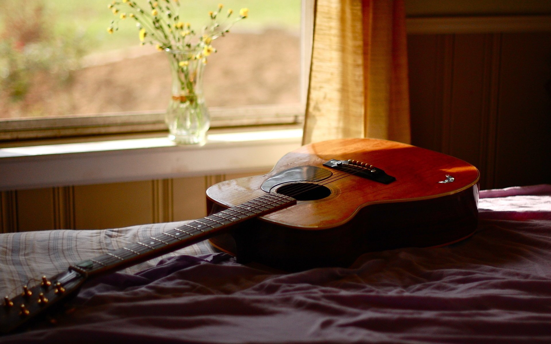 habitación ventana guitarra