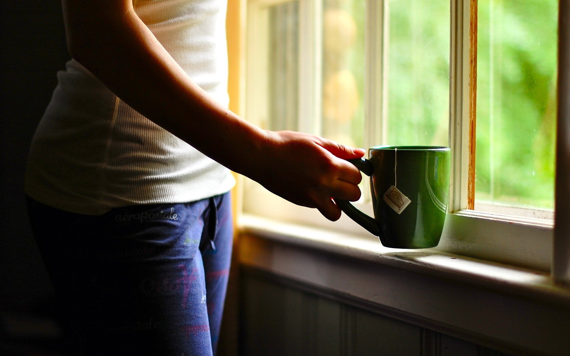 main fenêtre tasse maison