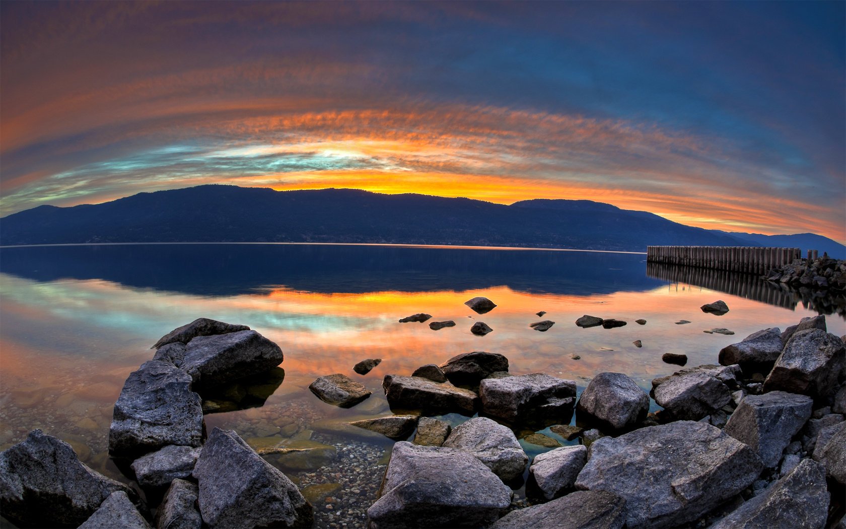 puesta de sol lago piedras