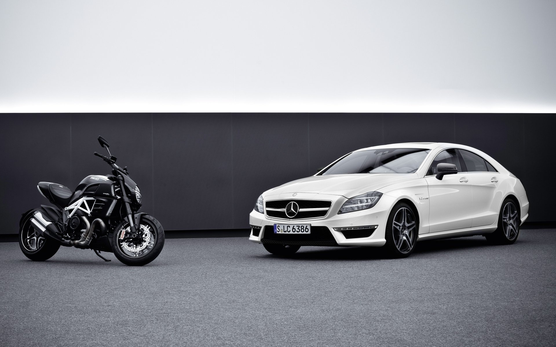 mercedes-benz cls63 amg ducati diavel mercedes cls63 amg ducati divel avant voiture moto fond