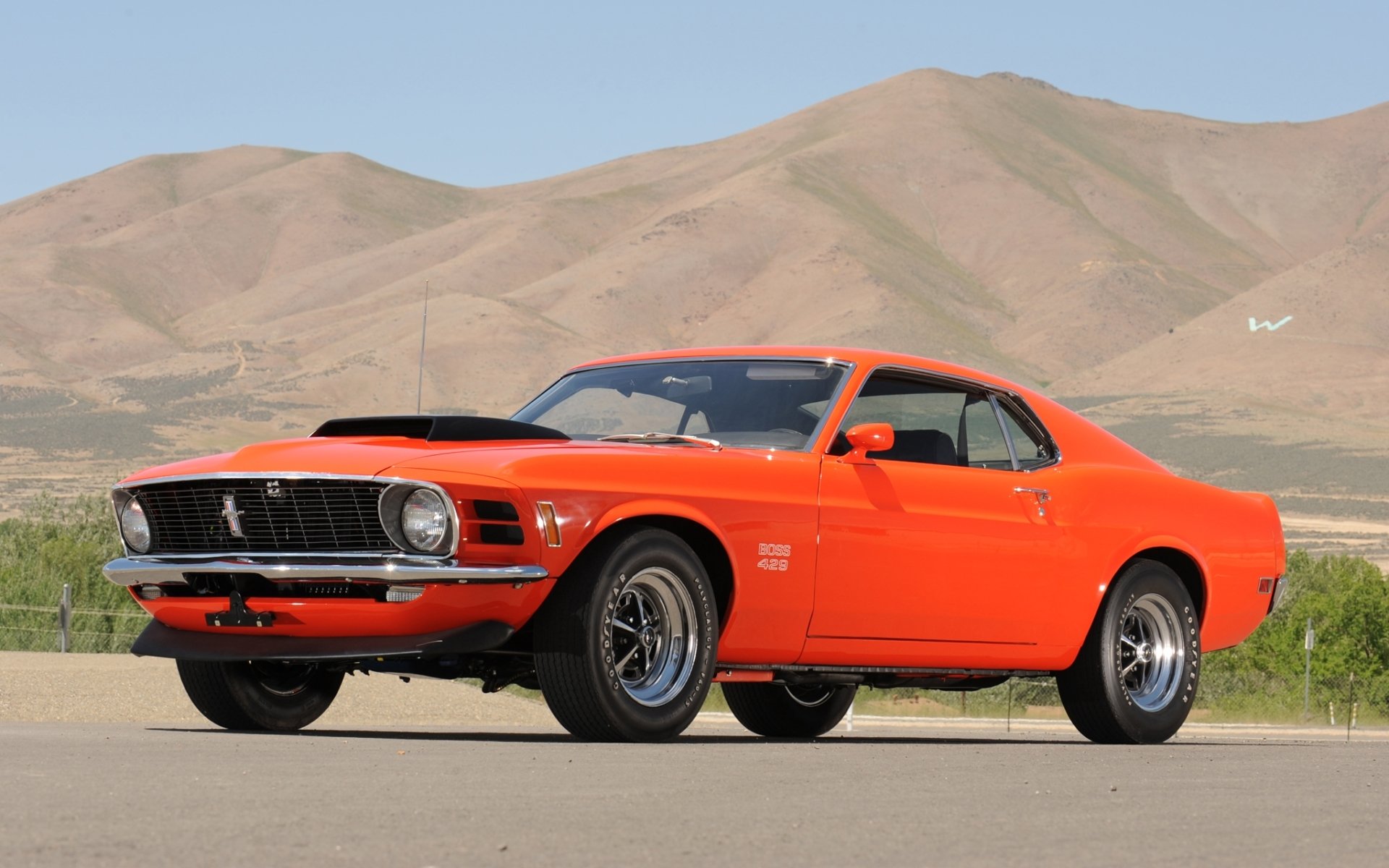 ford mustang jefe delantero naranja coche del músculo muscle car clásico montañas cielo