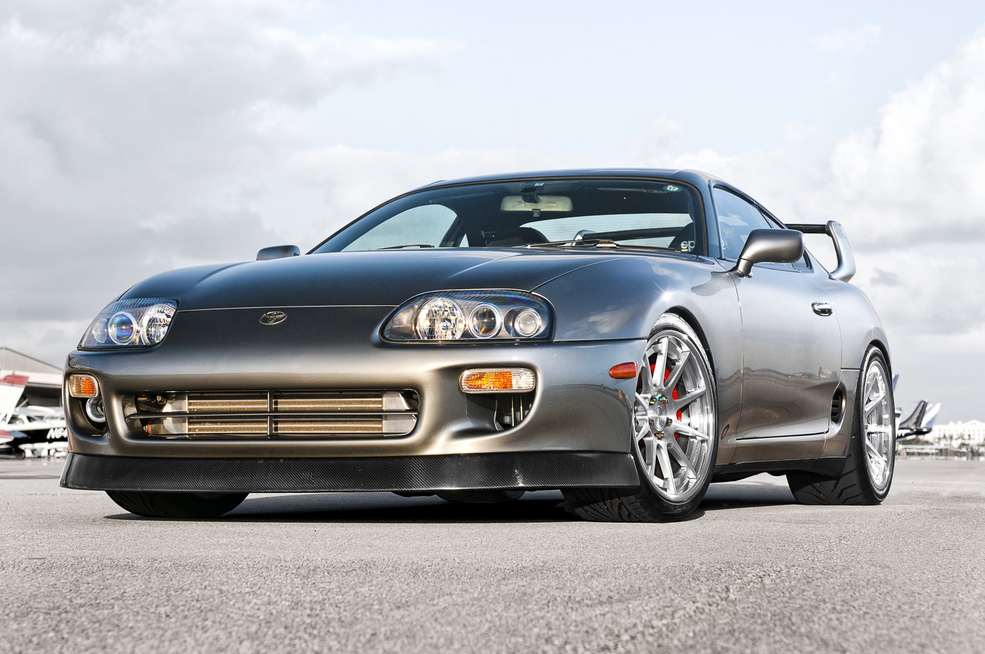 toyota supra srebrny toyota supra srebrny przód niebo chmury odbicie