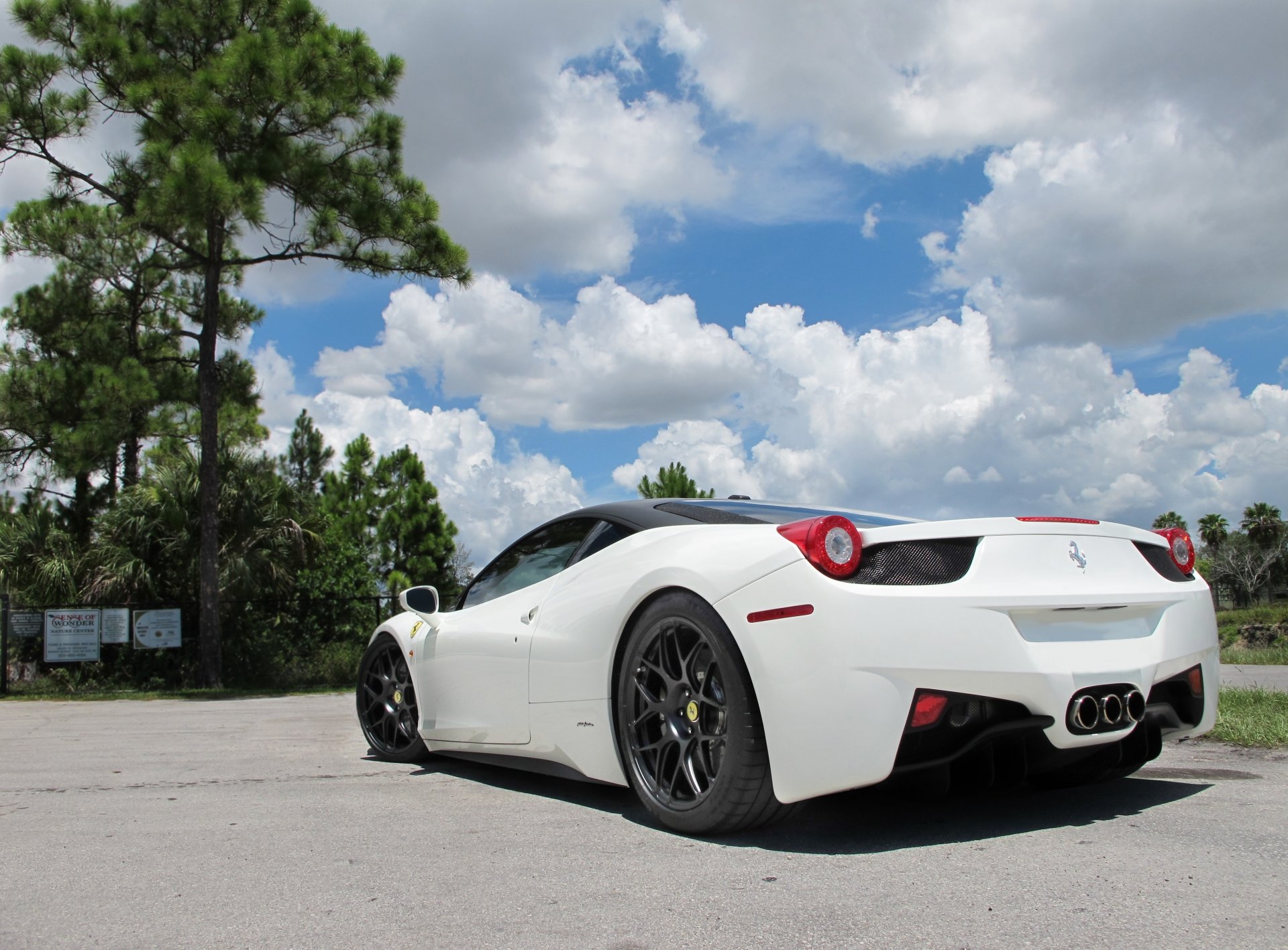 ferrari 458 italia blanc noir roues ciel ferrari italie jantes vue arrière nuages arbres garde-corps toit noir