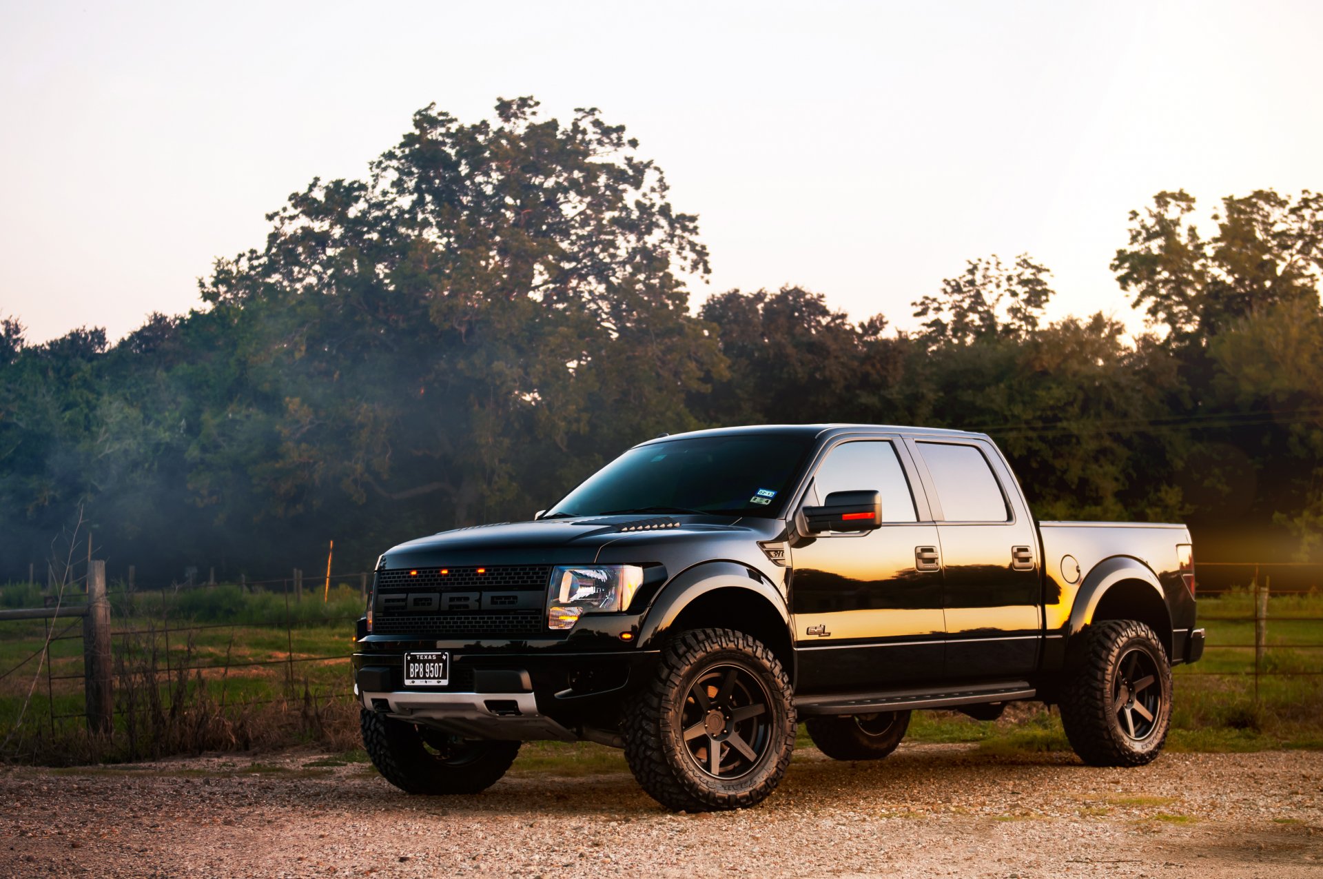 ford f-150 svt raptor czarny off-road przód raptor pickup suv las