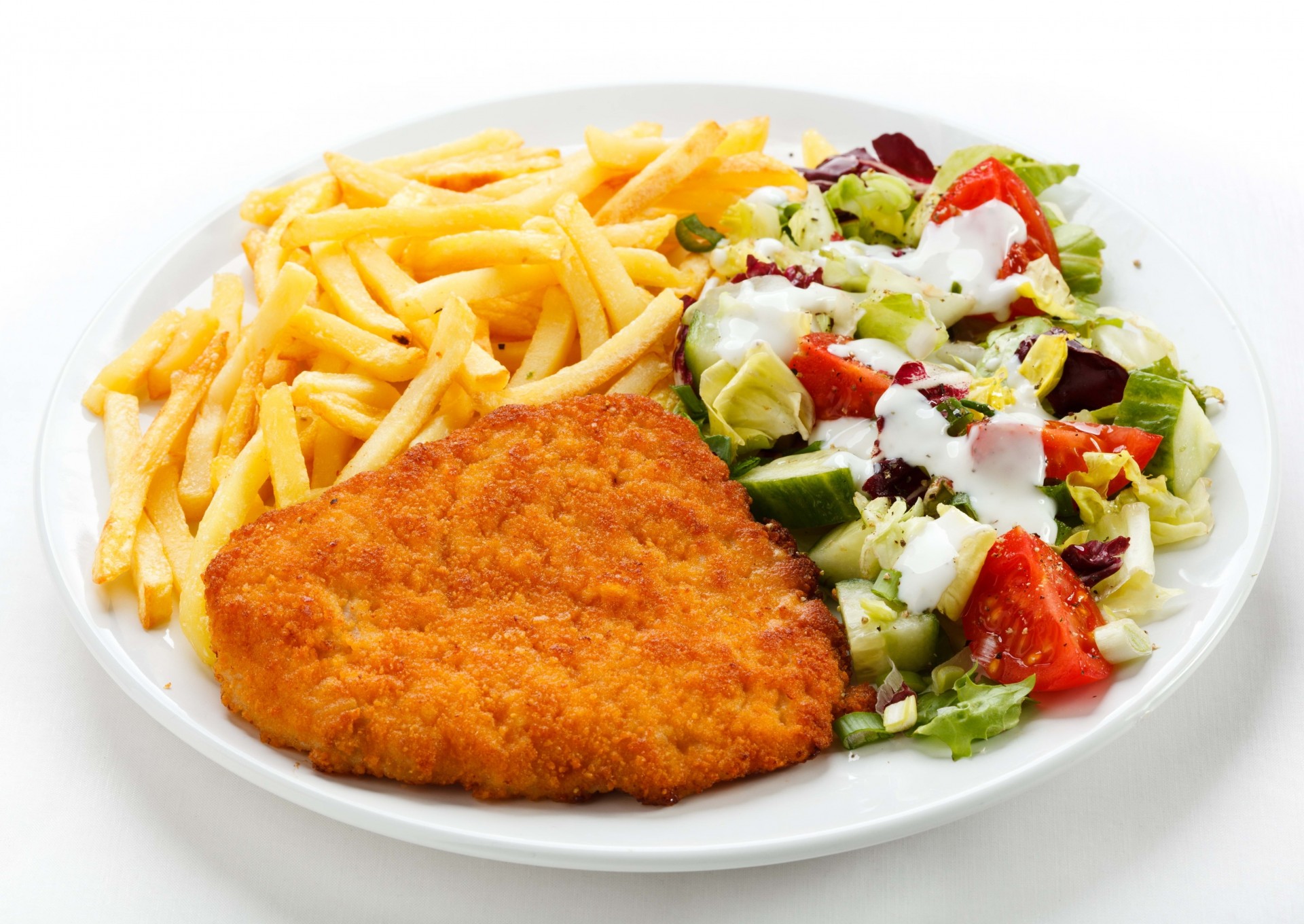 pommes de terre mayonnaise fond blanc salade plaque escalope